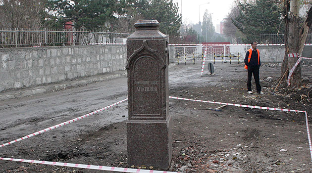 В Карсе идут споры вокруг могильной плиты русского офицера