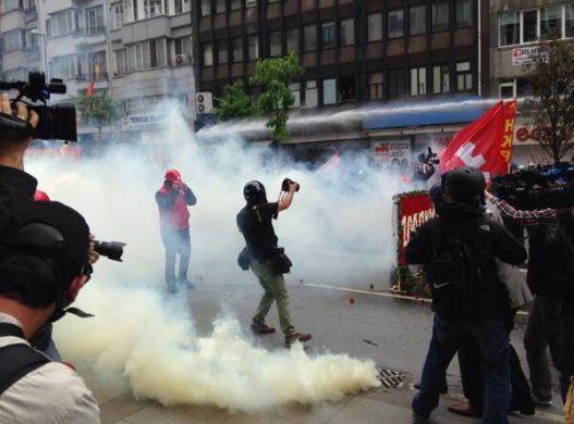 Турецкая полиция вновь применила водометы и слезоточивый газ