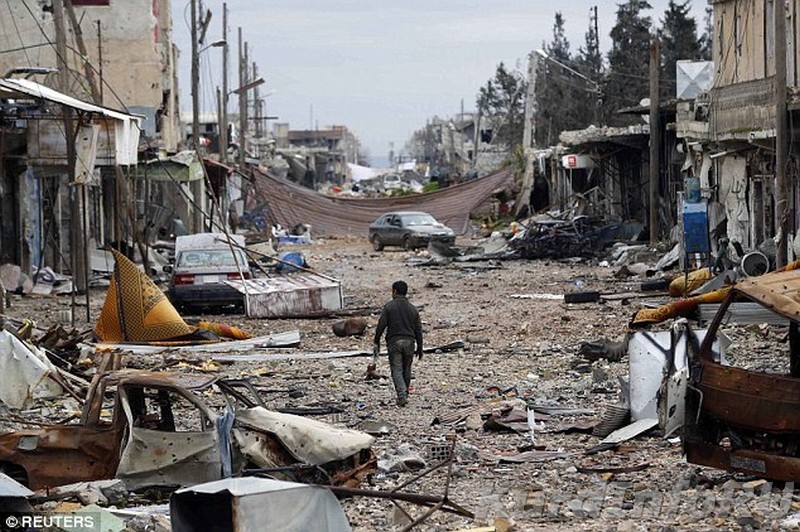 Дети возвращаются в разрушенный Кобани