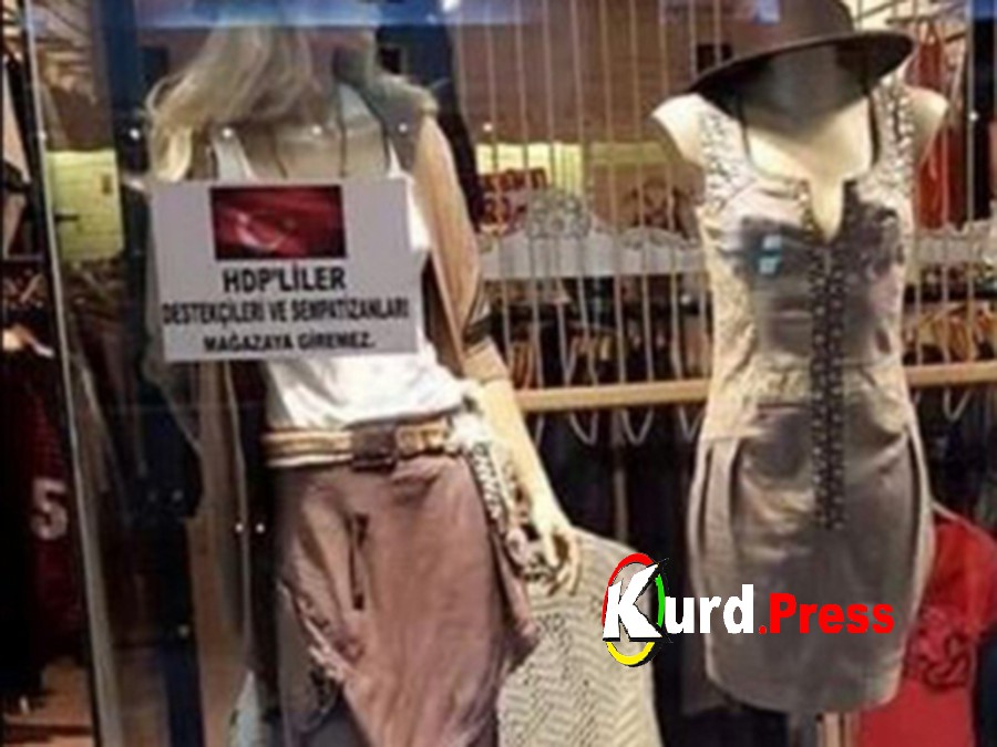 У входов в магазины Турции появились вывески, запрещающие курдам делать у них покупки