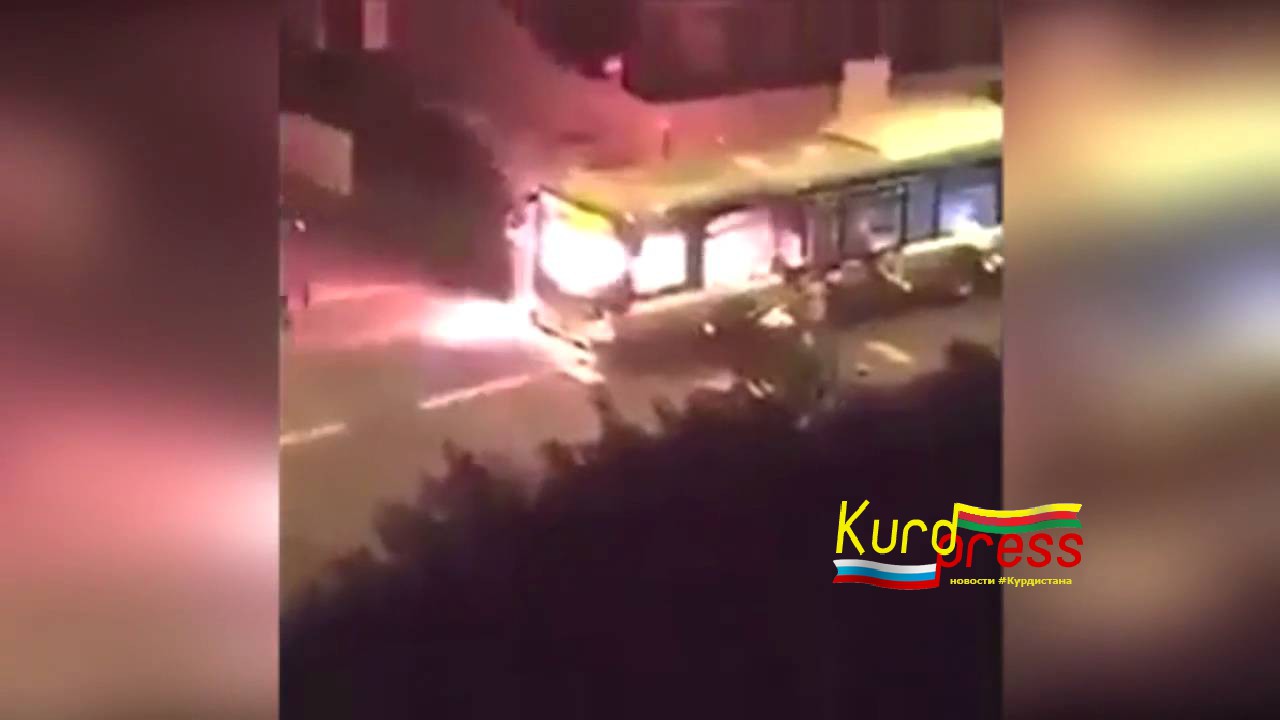 В Париже группа людей, выкрикивающих исламистские лозунги, подожгла автобус
