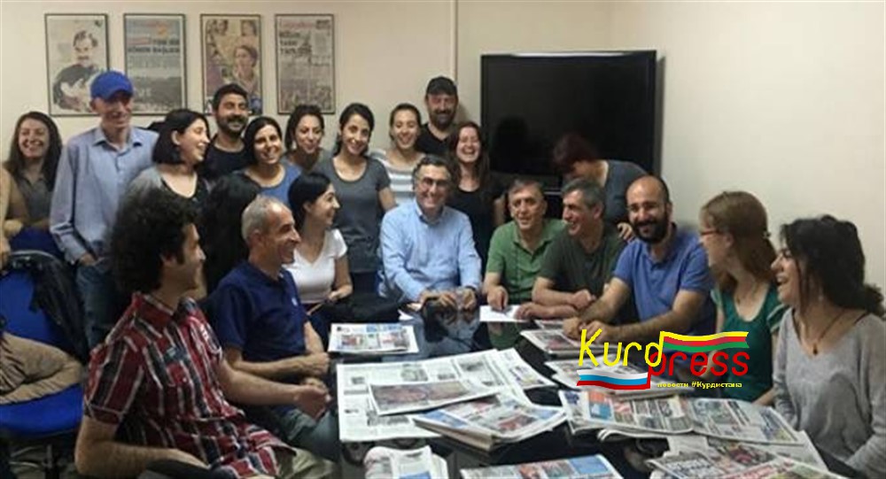 Журналисты, выступавшие в поддержку газеты Озгюр Гюндем