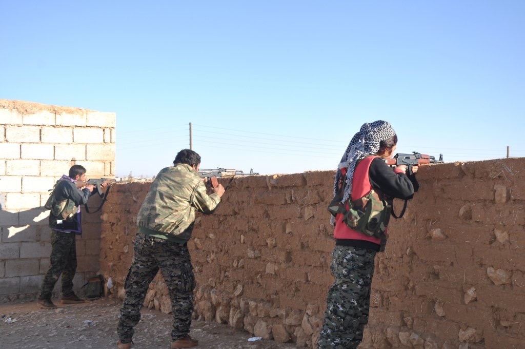 Столкновения возобновились в трех кварталах Табки, убиты 32 боевика ИГИЛ