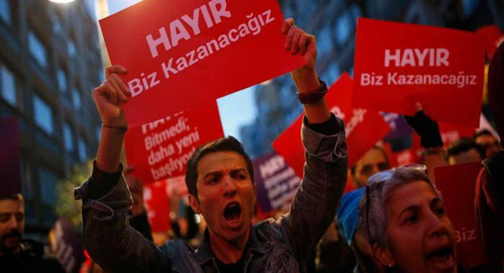 В Стамбуле, недовольные результатами референдума, организовали акции протеста