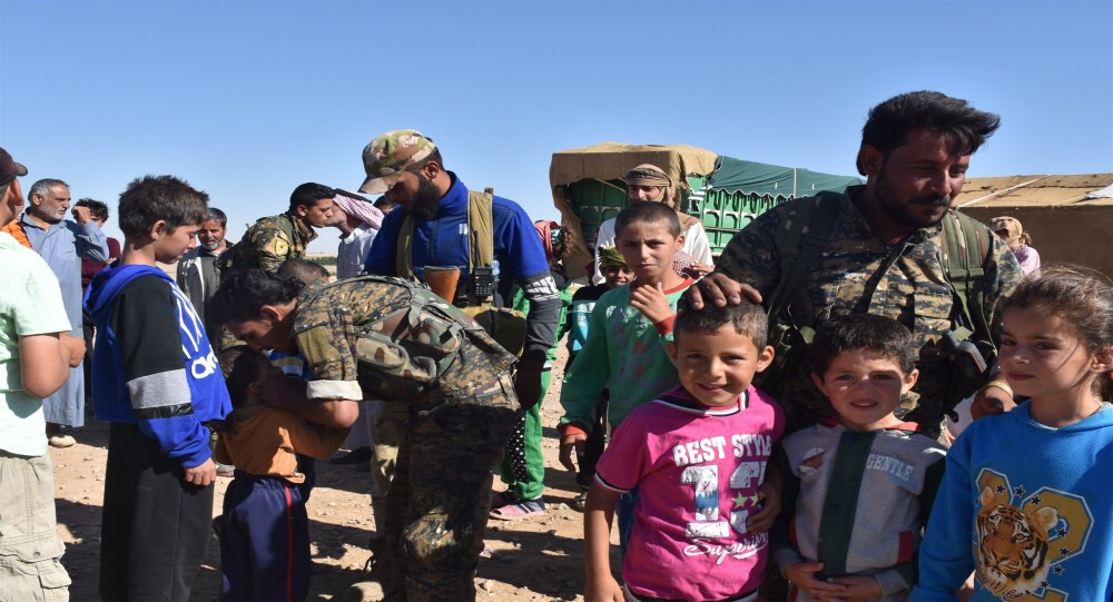 Бойцы СДС отпраздновали Аид  Фитр с беженцами из Ракки