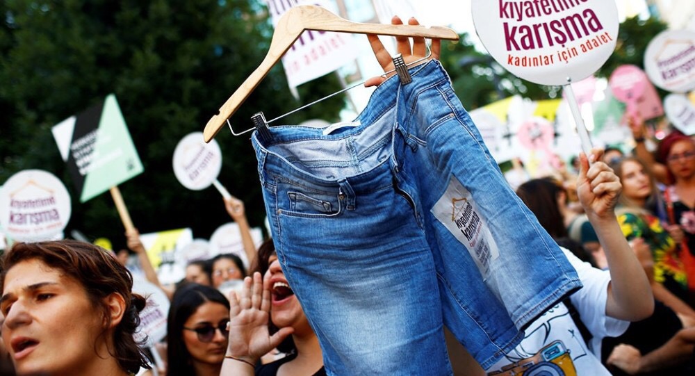 Женщины Стамбула вышли на улицы за право на джинсовые шорты