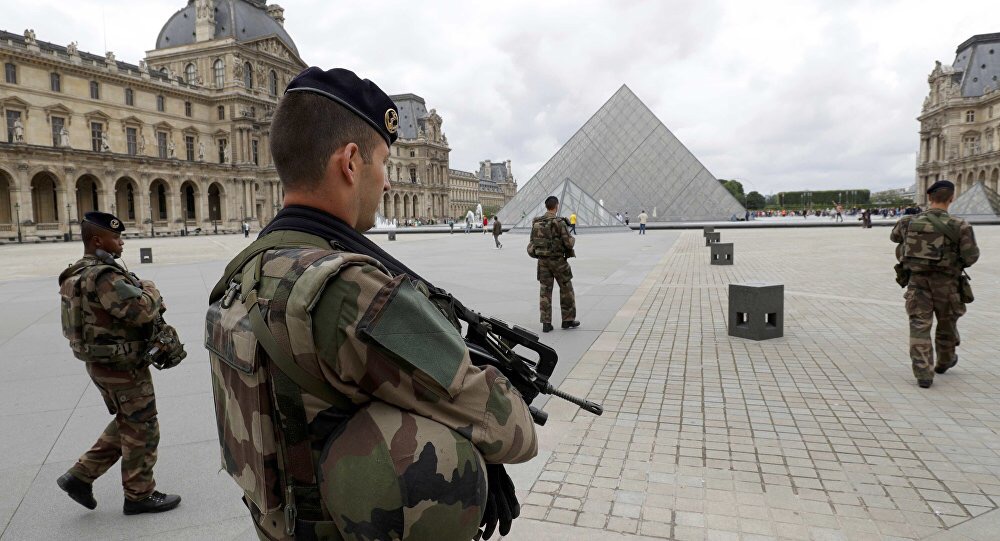 В пригороде Парижа автомобиль врезался в группу военных