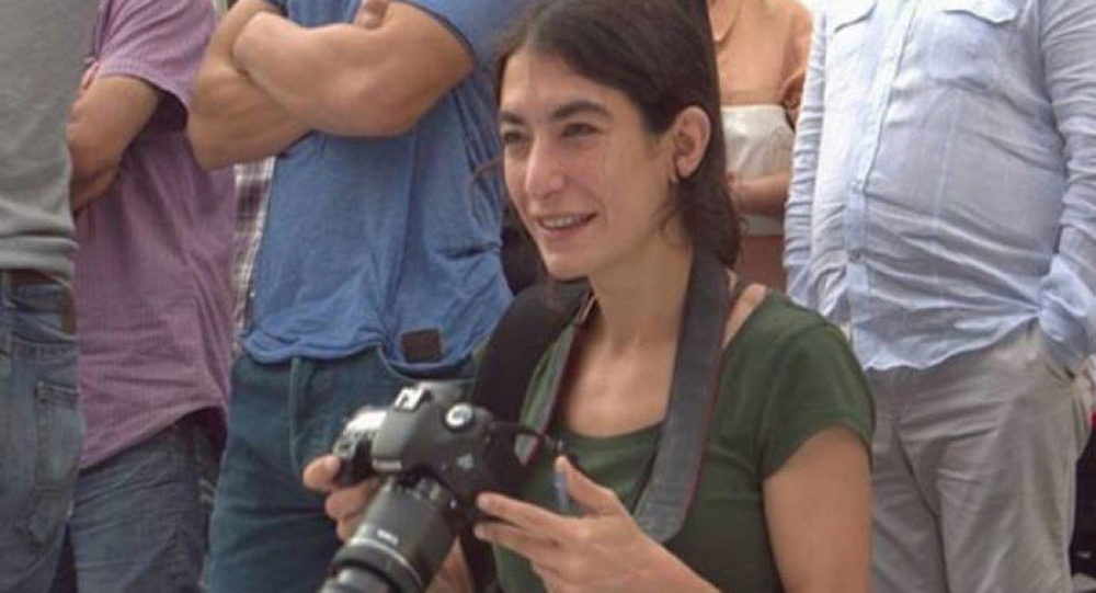 В Турции взята под стражу журналистка Зейнеп Курай