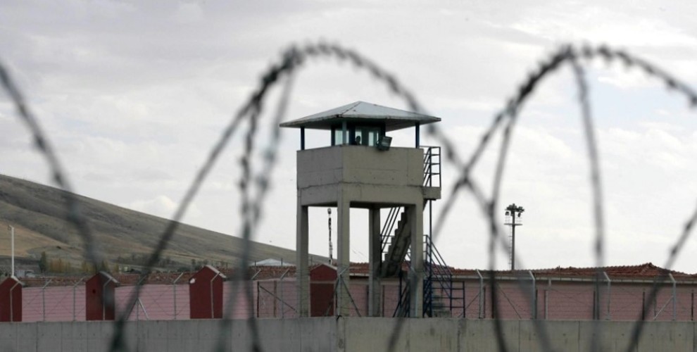 Голодающих заключенных бросают из тюрьмы в тюрьму