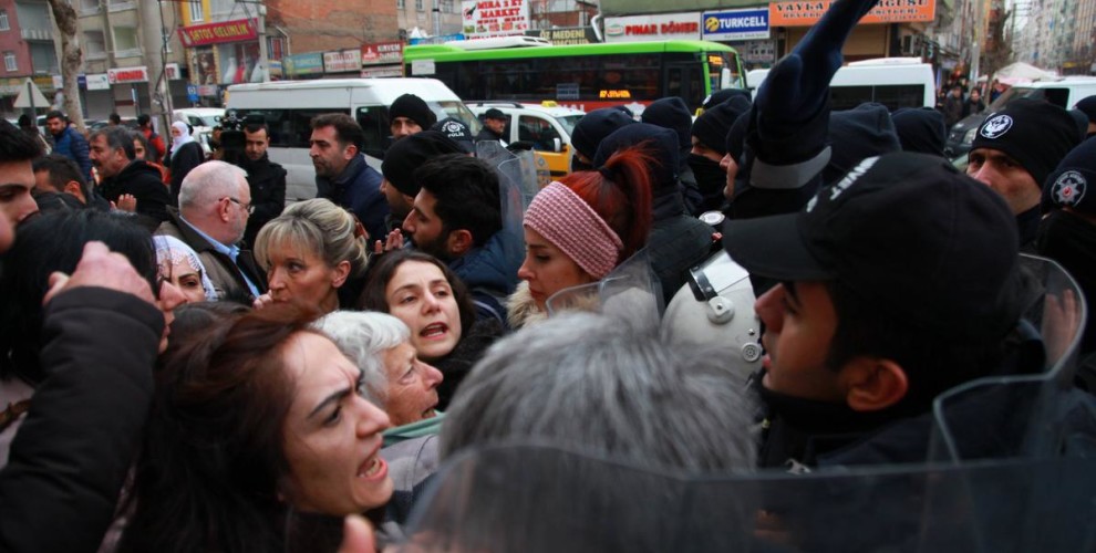 Турецкая полиция препятствует делегации из Европы в Амеде