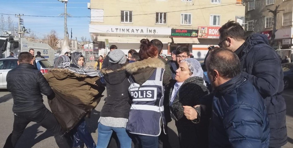 Протестующих женщин задержали перед тюрьмой в Амеде
