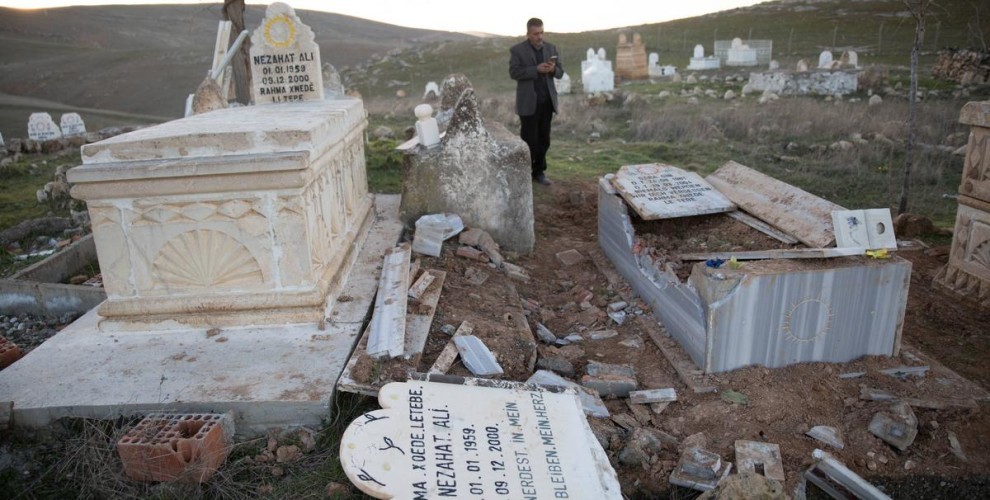 Вандалы осквернили кладбище езидов в Батмане