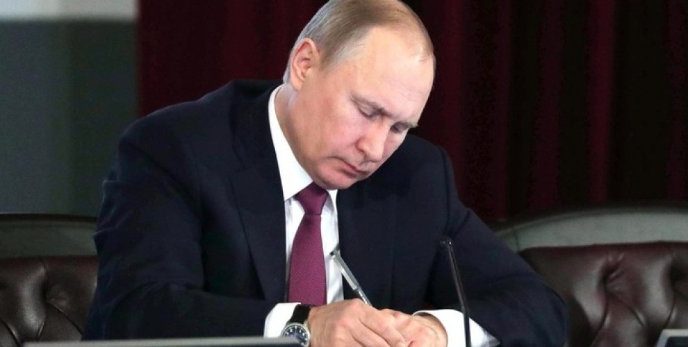 Путин подписал законы о фейковых новостях и неуважении к власти в интернете