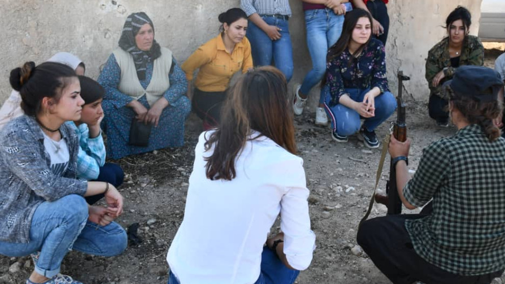 Молодых женщин в Кобани обучают самообороне