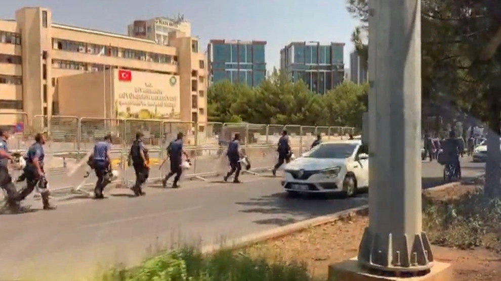 Полиция напала на людей в Амеде