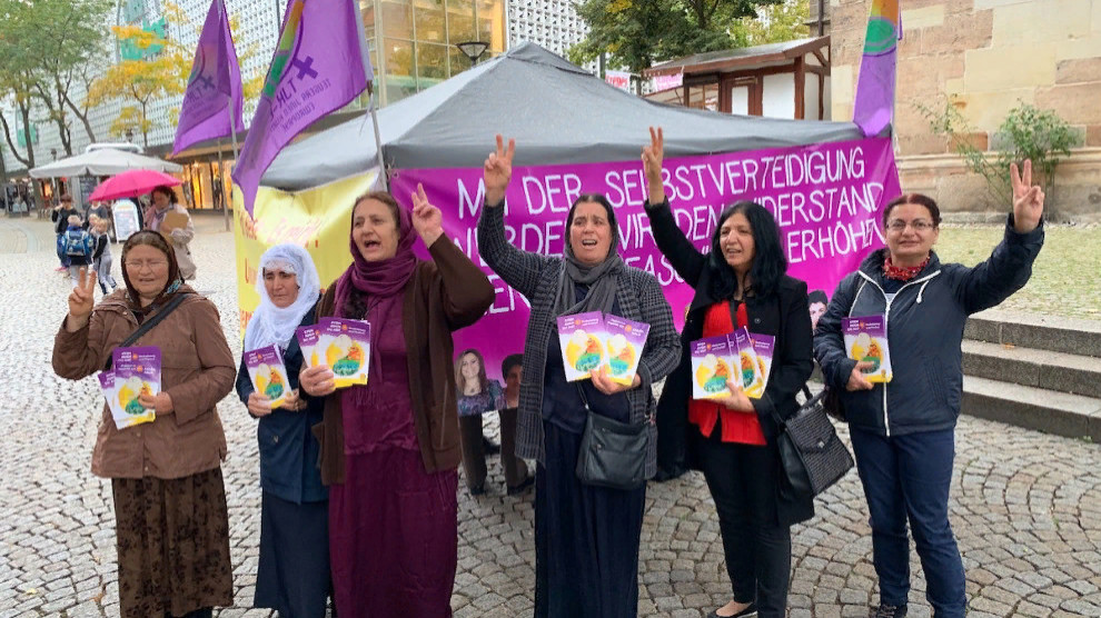 Курдские женщины разместили информационный стенд в Хильдесхайме