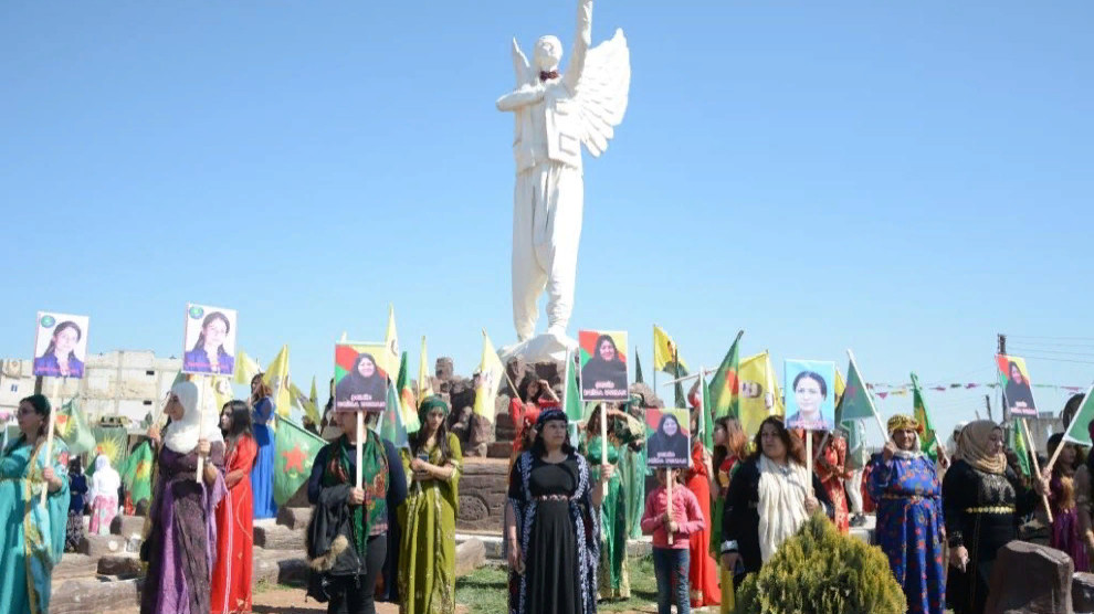 Женщины празднуют 8 марта в Кобани