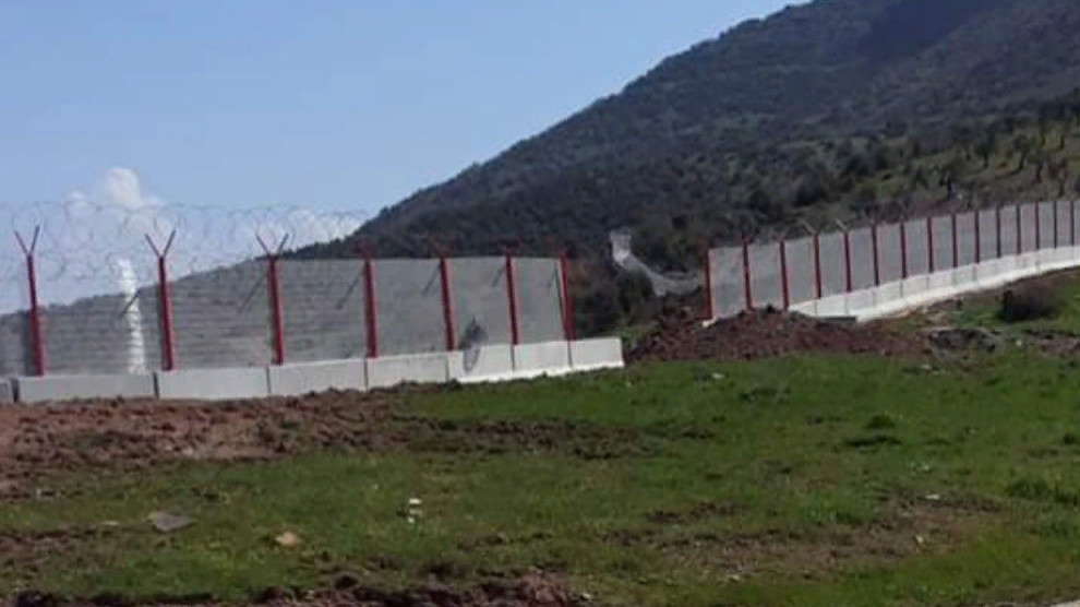 Турция огородила забором с колючей проволокой район Бильбиле в Африне