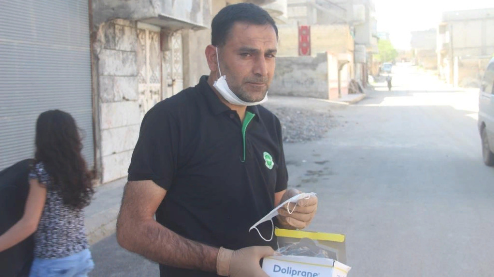 Житель Кобани раздал нуждающимся семьям медицинские маски