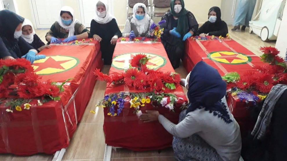 Похороны женщин, убитых во время турецкой атаки на Махмур