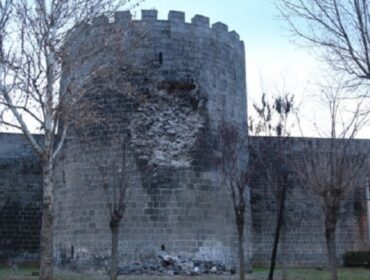 Городские стены Амеда обрушились из-за землетрясения