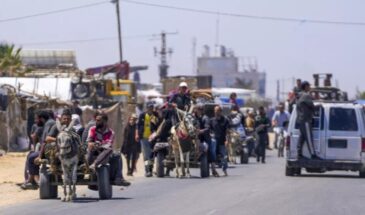 Палестинцы бегут из Рафаха, пока Израиль наступает
