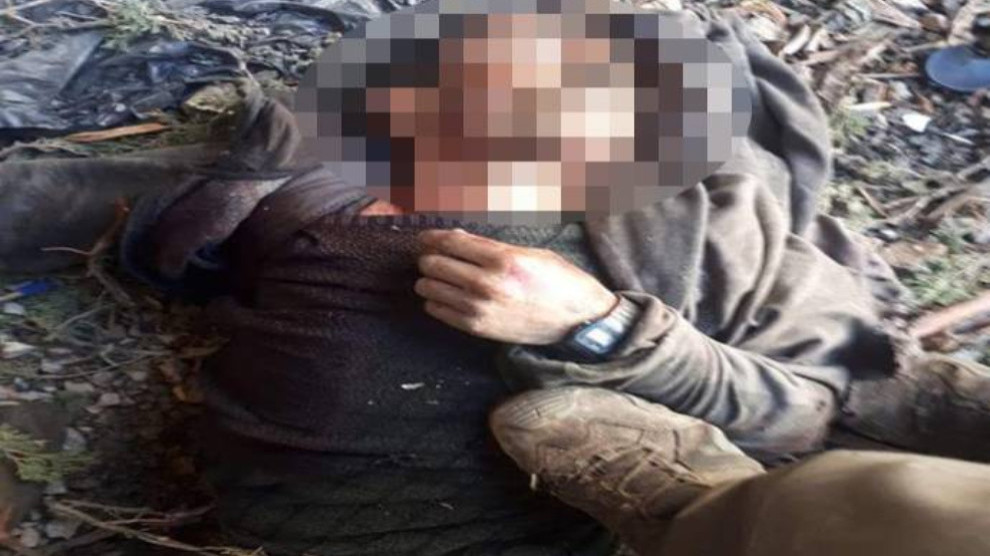 Турецкие солдаты фотографируются с телами убитых партизан