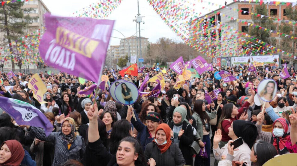Женщины в Амеде митингуют за свою свободу