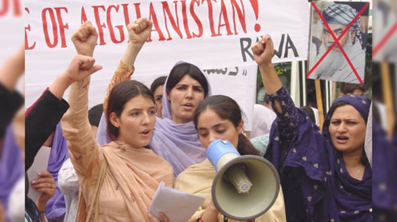 Женщины Афганистана вышли на улицы, заявляя, что они столь же сильны, как женщины Рожавы