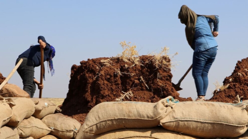 Женщины строят оборонительные позиции в Шахбе