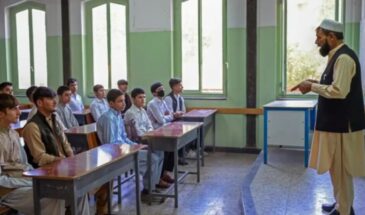 В Афганистане ввели новый дресс-код: школьники обязаны носить тюрбаны и длинные туники