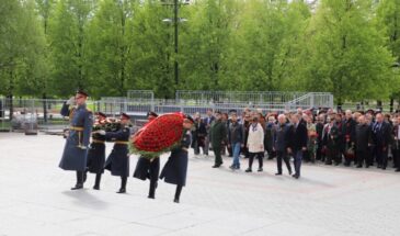 В Москве состоялось торжественное возложение цветов к Вечному огню