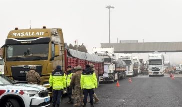 Колонну с гумпомощью из 25 грузовиков для Кобани остановили на турецкой границе