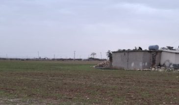 Турецкие солдаты роют траншеи вдоль границы с Кобани