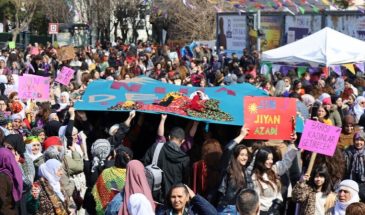 Тысячи женщин празднуют 8 марта в Амеде