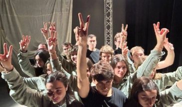 «Женщина, жизнь, свобода»: театральный мост между Галисией и Рожавой на сцене Сантьяго-де-Компостелы
