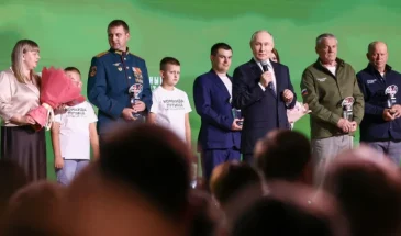 Путин посетил форум «Всё для победы!» и вручил премии Народного фронта